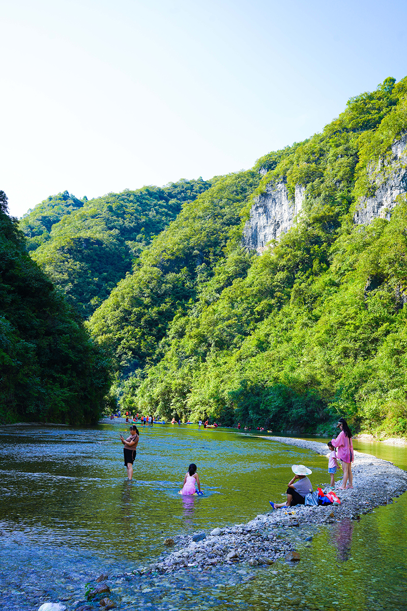 野洞河漂流,河水清澈见底,两岸峰峦叠翠,顺流而下,一路上要经过 野猫