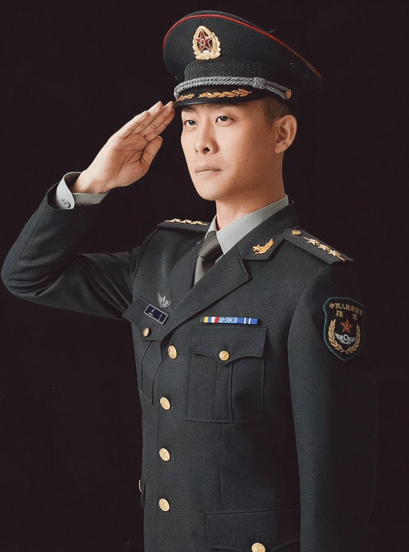 影帝张译晒旧照致敬军人,庆祝建军95周年:若有战,召必回