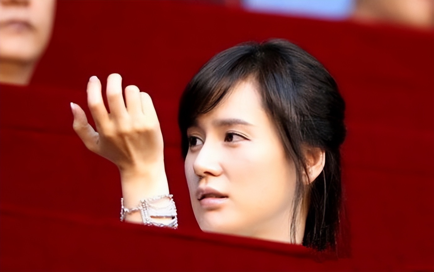 安贞焕的妻子李惠媛再次出现在看台上,不过这次韩国小姐没有抢走球员