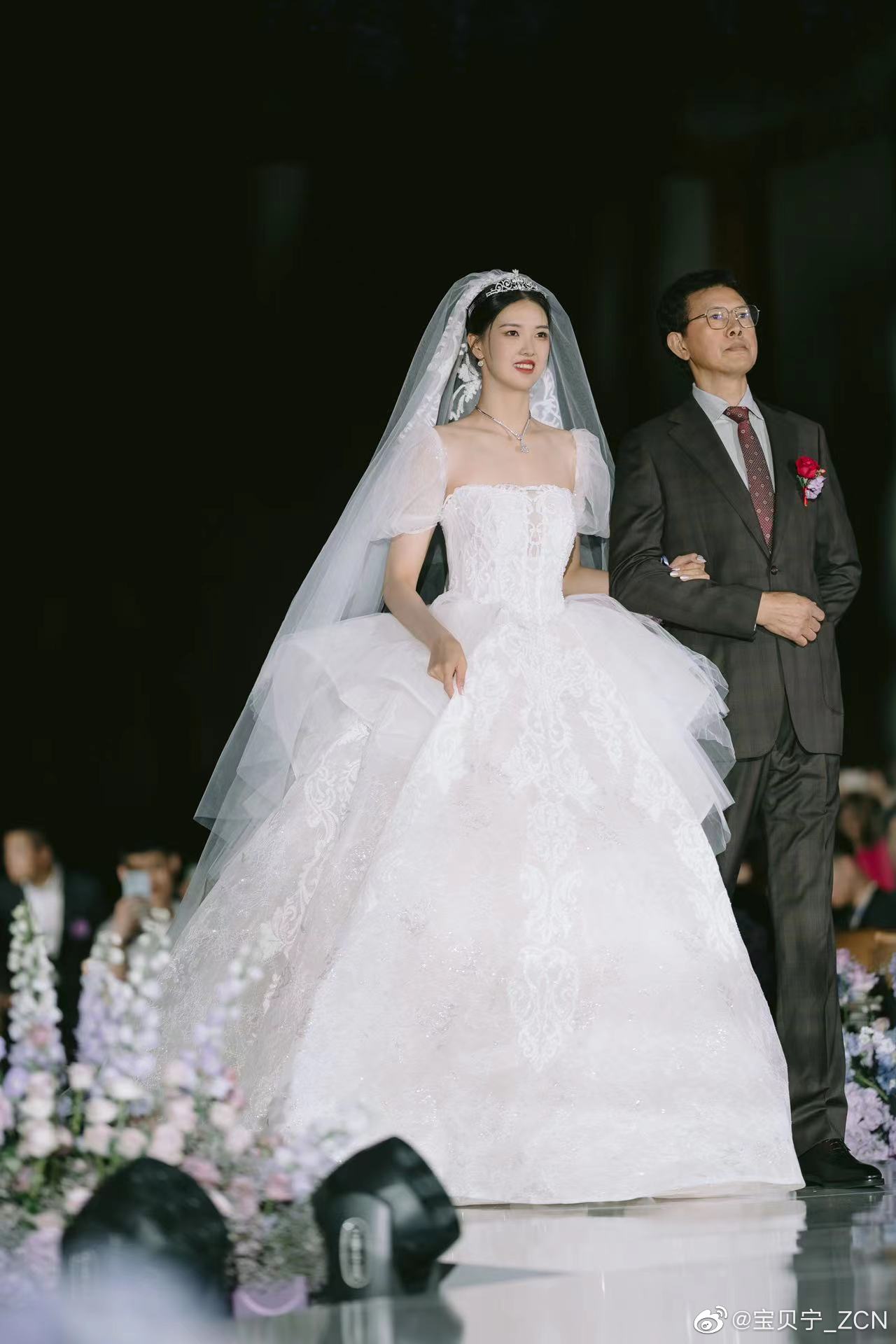 女排国手张常宁分享婚纱美照紫色婚礼浪漫梦幻超幸福