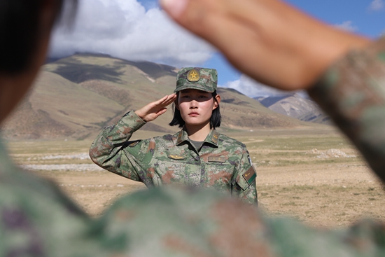   近日,西藏军区某旅换装21迷彩作训服,一名女兵在战位敬礼