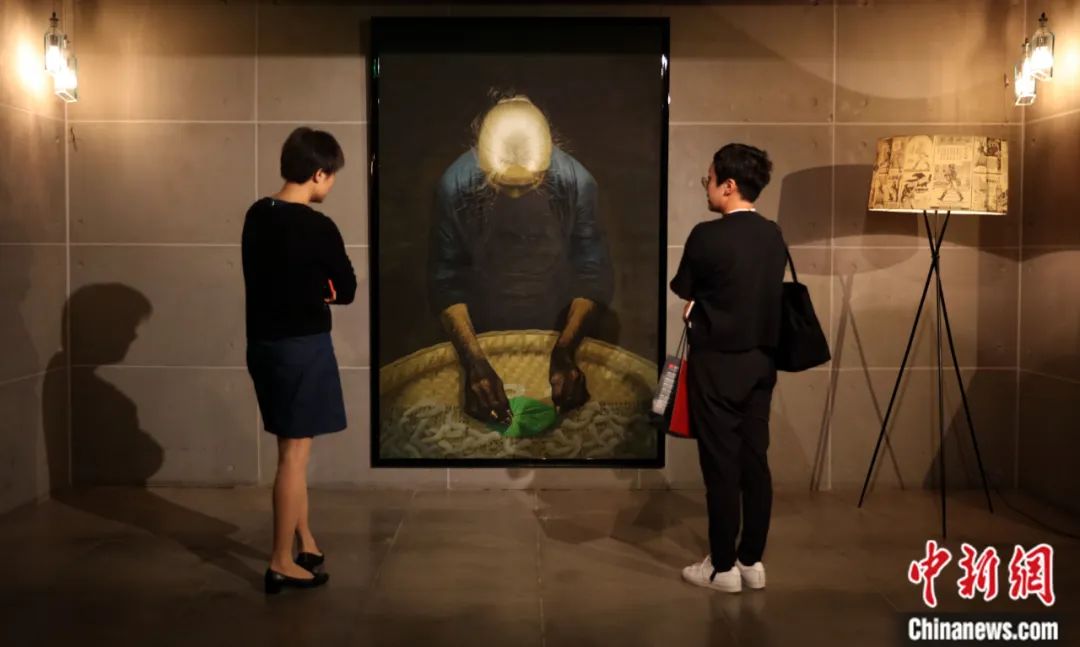 罗中立油画作品《春蚕》.中新社记者 杨可佳 摄