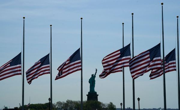 5月25日，泽西城的美国国旗降半旗，以纪念得州小学枪击案的受害者。（新华社发）