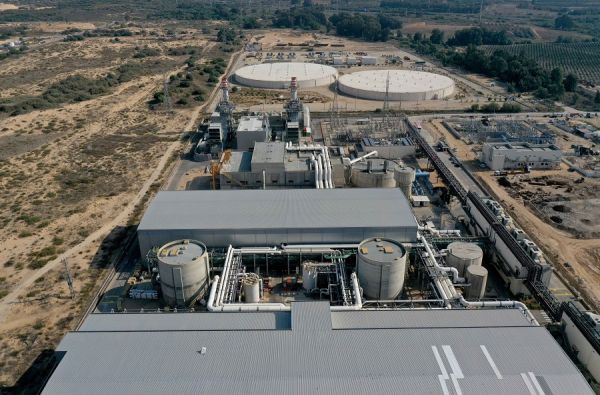 图片说明：2021年11月22日在以色列里雄莱锡安附近拍摄的索雷克海水淡化厂（新华社发）