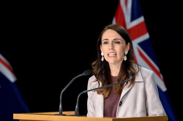2020年11月6日，新西兰总理杰辛达·阿德恩在惠灵顿出席新闻发布会的资料照片（新华社发）