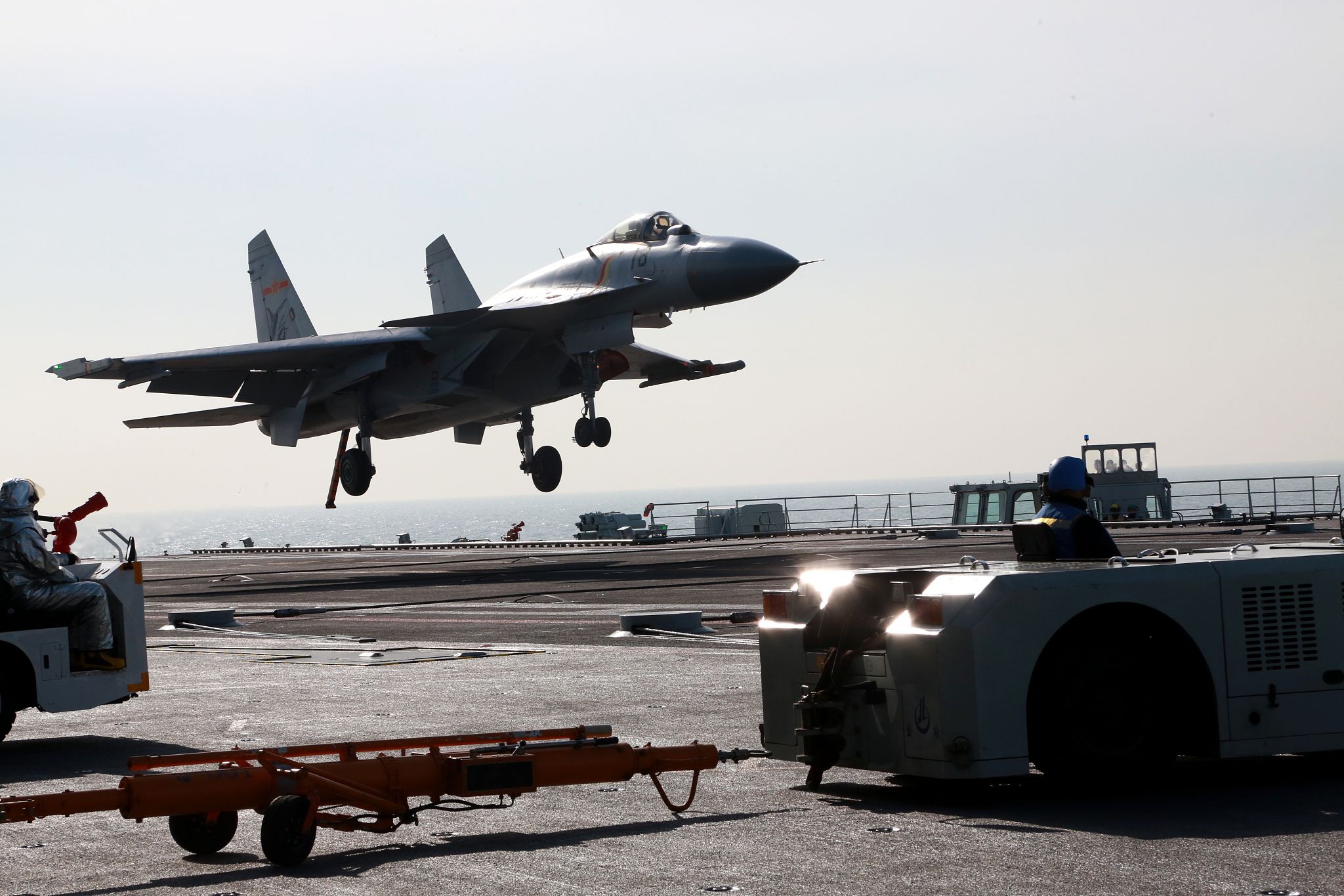 歼-15舰载战斗机在山东舰展开起降训练