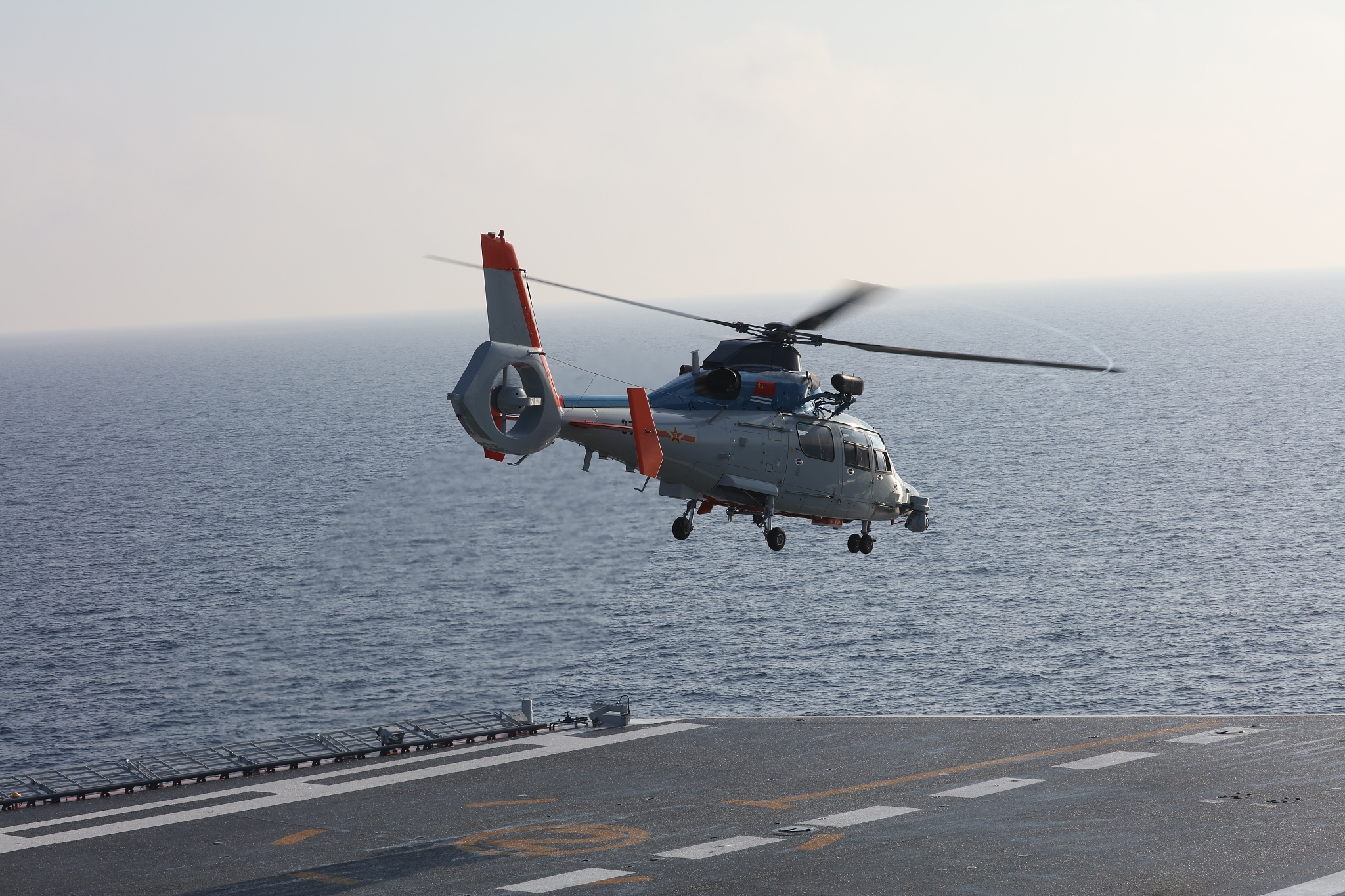 2018年4月14日,海南三沙,辽宁舰上起飞的直升机.