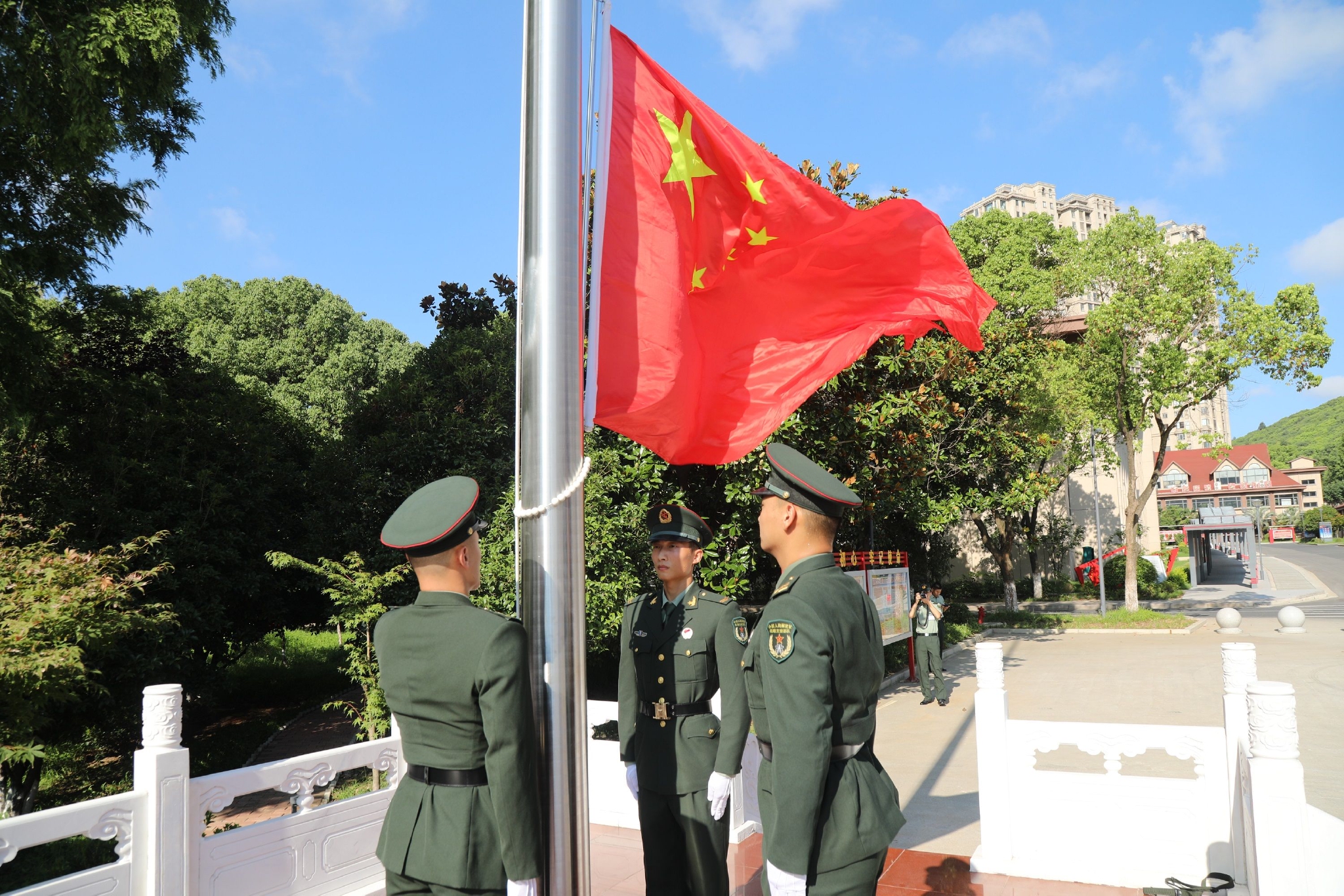 鲜艳的五星红旗伴随着国歌声冉冉升起,该部全体官兵面向国旗庄严肃立