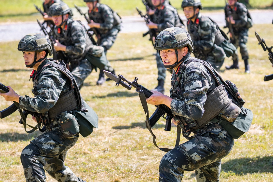 8月1日，武警官兵开展刺杀课目训练。李庆 摄