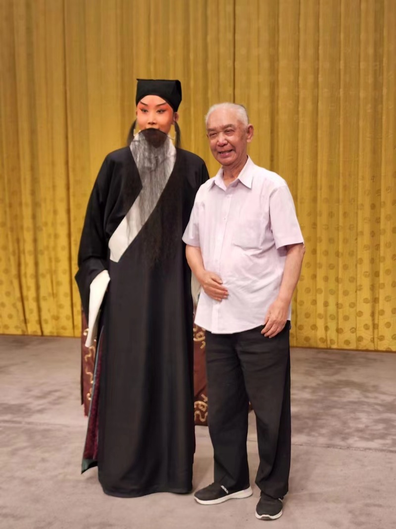 著名京剧表演艺术家李崇善祝贺学生演出成功李崇善先生师承谭派,还曾