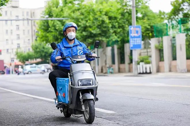 张文强在送外卖途中。受访者 供图