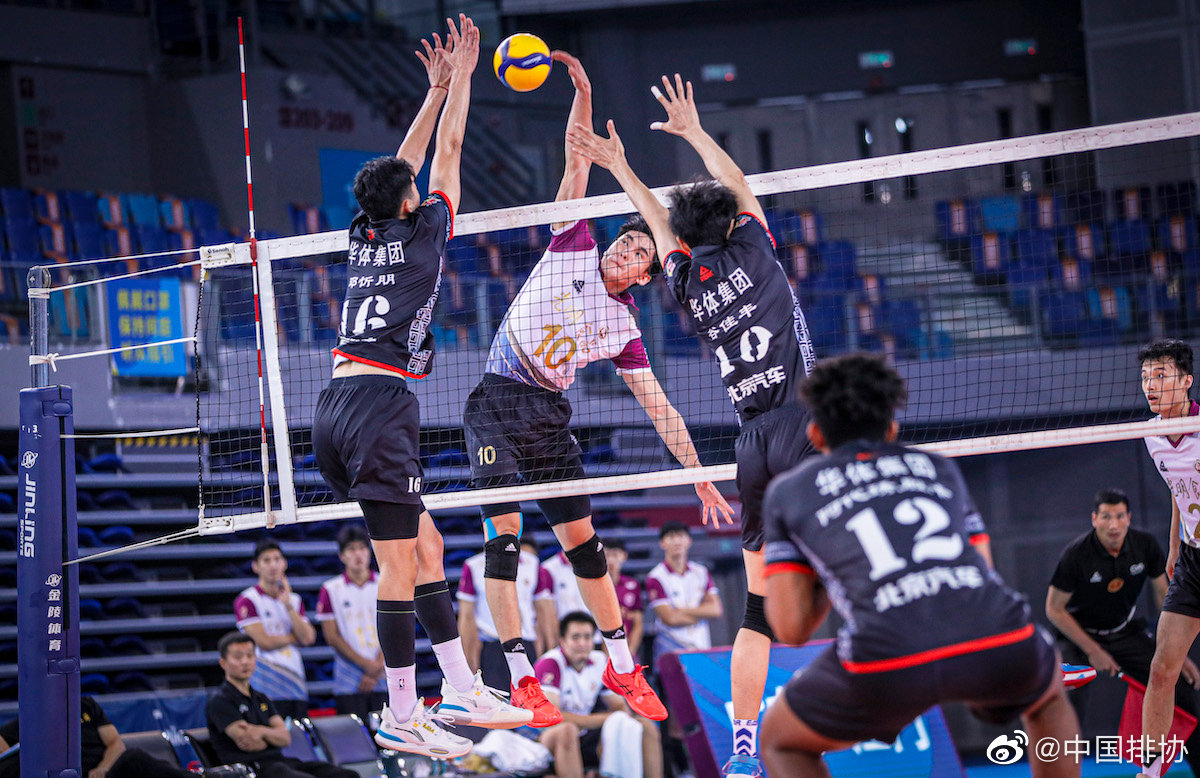 北京男排在比赛中双人拦网.&nbsp; 图/中国排协