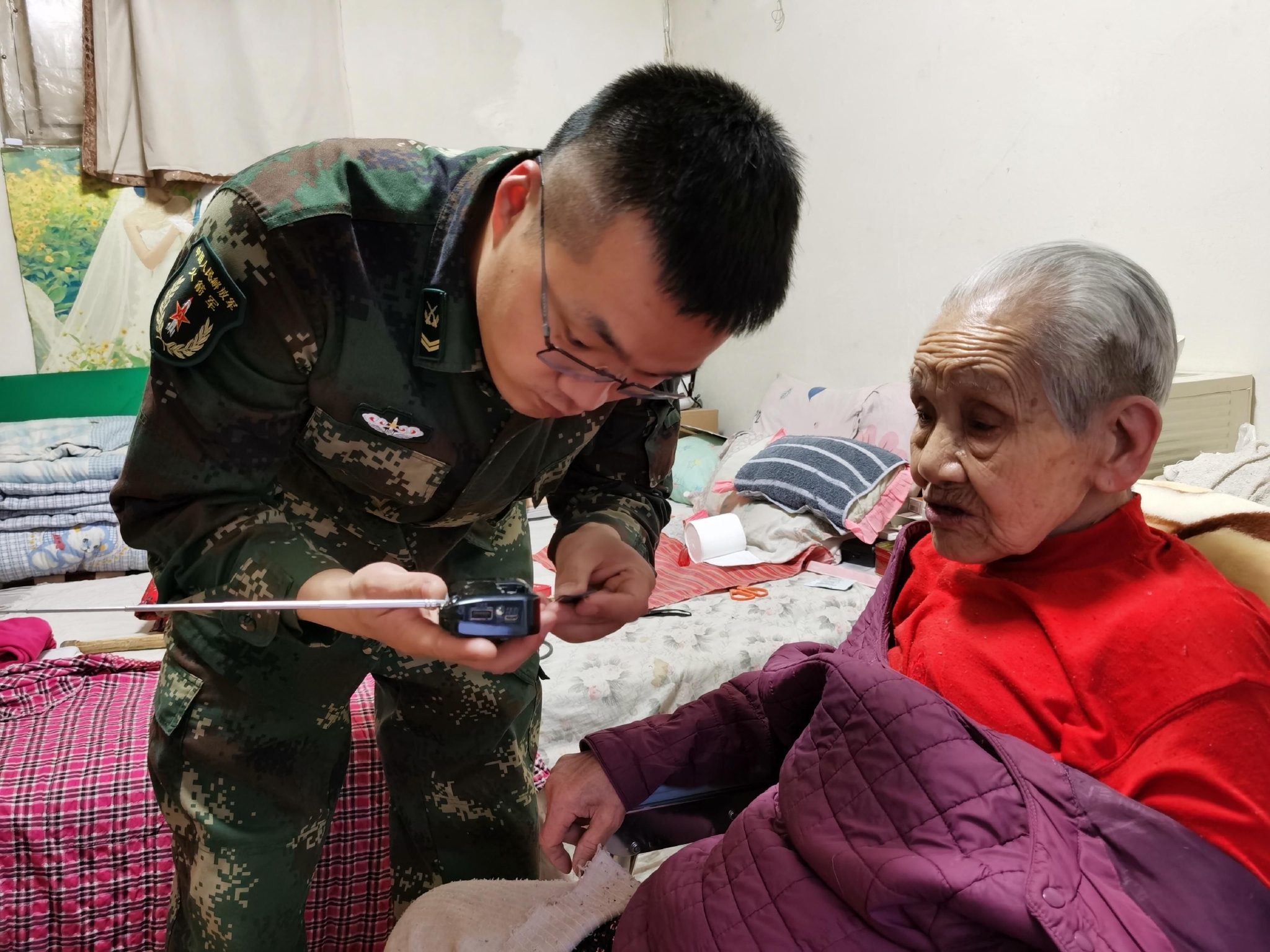 穿军装的社区主任武鑫鋆：一些从小事开始的故事，加深军民鱼水情休闲区蓝鸢梦想 - Www.slyday.coM