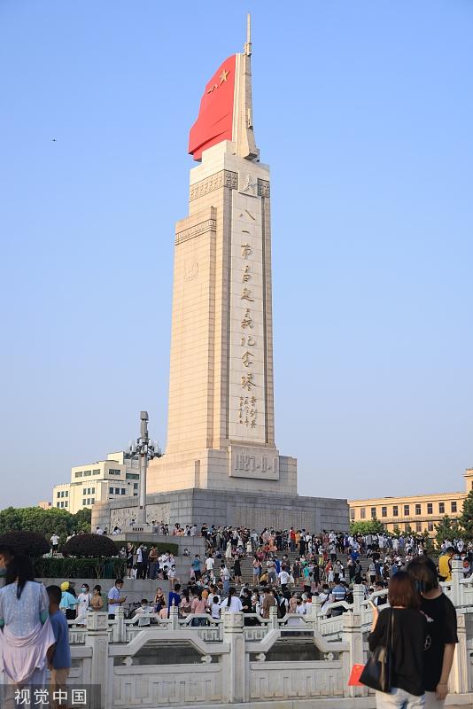 南昌八一广场举行庆祝中国人民解放军建军95周年升国旗仪式