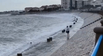 青岛两名游客被海浪卷走，海边游玩时看到这种情形，立即上岸