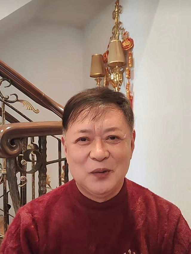 囚歌之王迟志强现身高档餐厅,穿几十元朴素短袖,再唱经典唱功稳|迟志强_新浪新闻