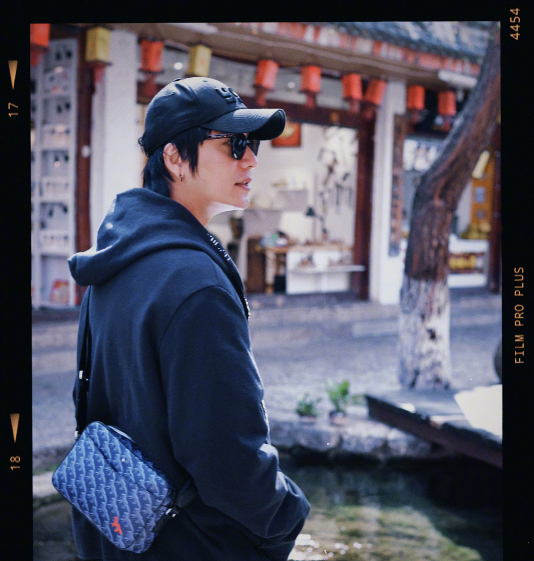 陈坤祝胡八一生日快乐46岁依旧单身与20岁的儿子相互依靠