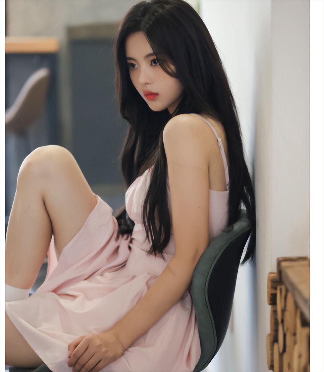 杨超越迎来25岁生日,粉色吊带亮相,少女范十足|小姐姐|吊带|生日_新浪