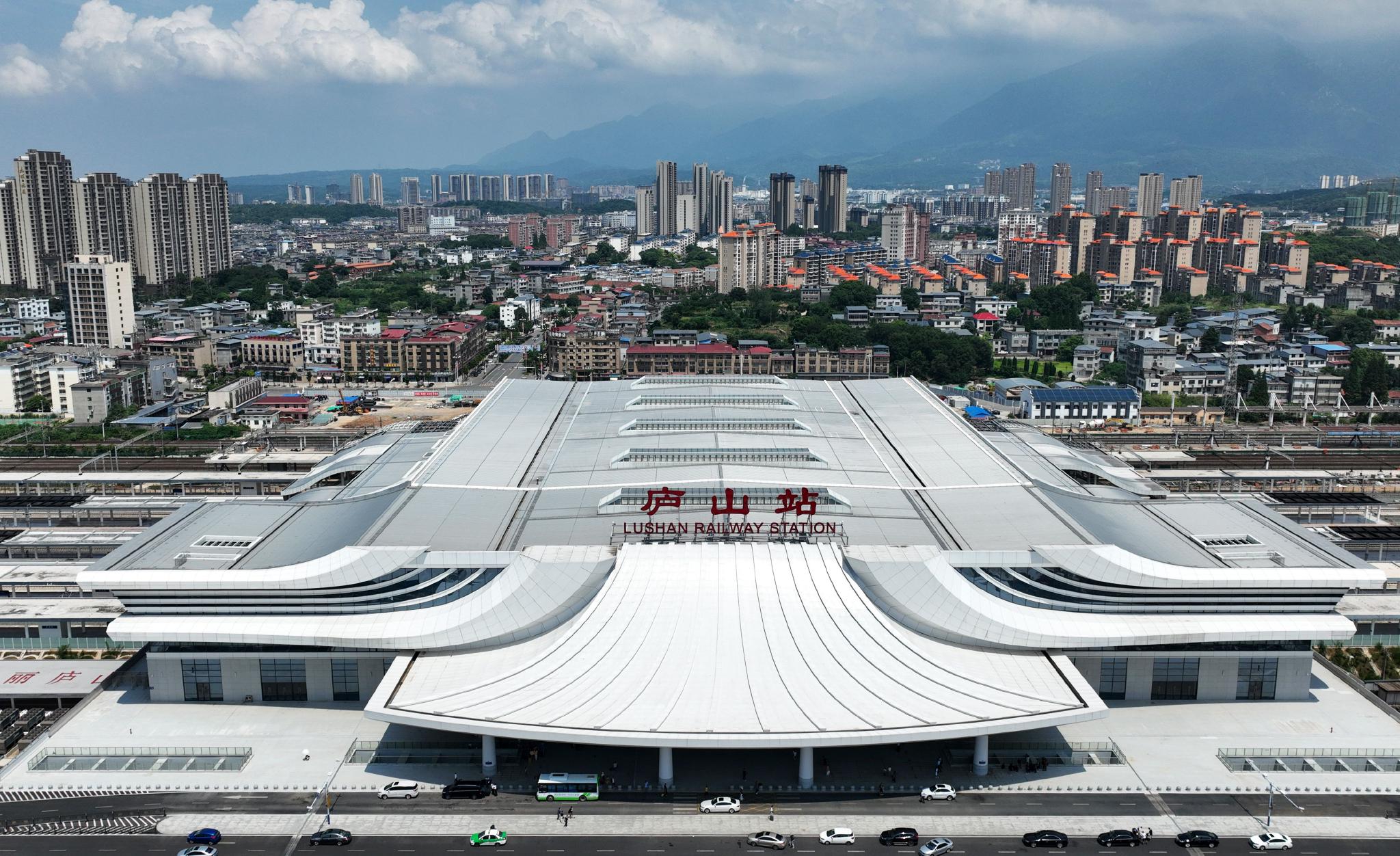 日前,江西庐山站东站房扩建改造工程全面展开,具备施工条件的桩基已