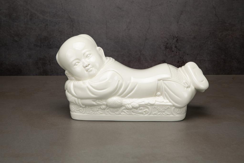 曲阳艺人制作的仿北宋定窑孩儿枕.