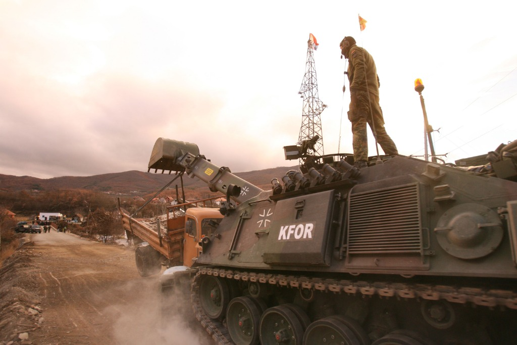▲资料图片：在科索沃北部的亚格涅尼察，北约科索沃维和部队士兵拆除塞族此前设立的路障。新华社发