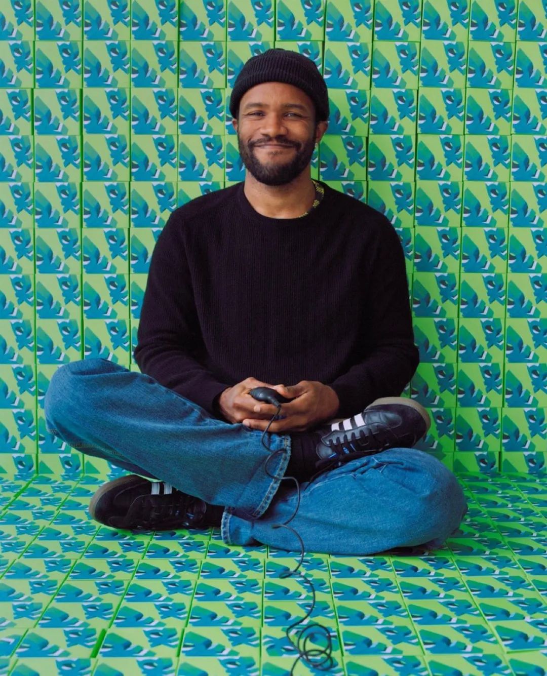 当一众icon深陷环保风波frankocean正骑着他的自行车穿梭在街头