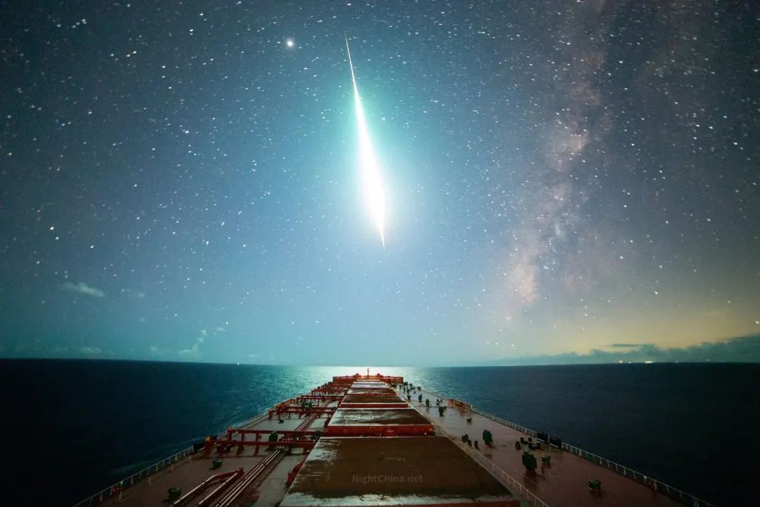火流星照亮夜空 | 夜空中国__财经头条
