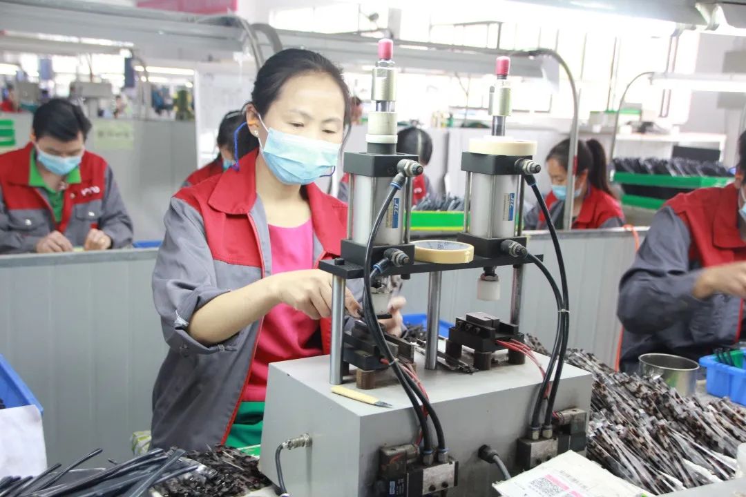 眼镜企业板材镜架生产现场&nbsp;奉节县委宣传部供图