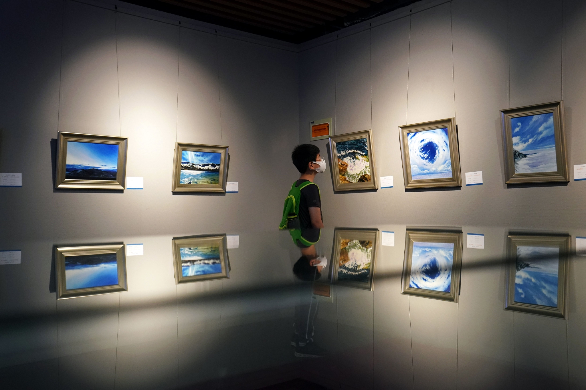 她瘫痪36年终开画展，每幅画背后都有故事休闲区蓝鸢梦想 - Www.slyday.coM