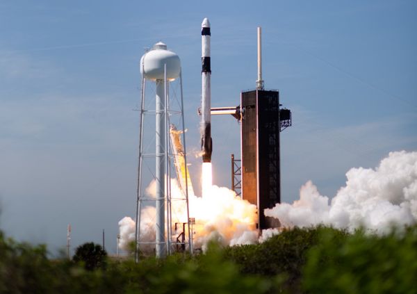 4月8日，“龙”飞船搭乘“猎鹰9”号火箭从美国佛罗里达州肯尼迪航天中心发射升空。（新华社发）