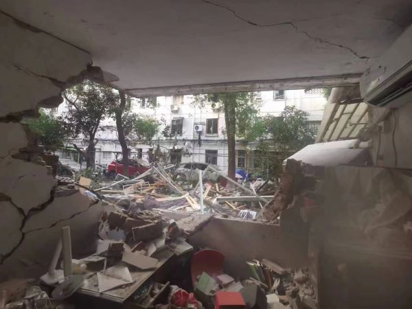 今天清晨昌里路一小区发生爆炸 消防迅速到场伤者送医救治休闲区蓝鸢梦想 - Www.slyday.coM