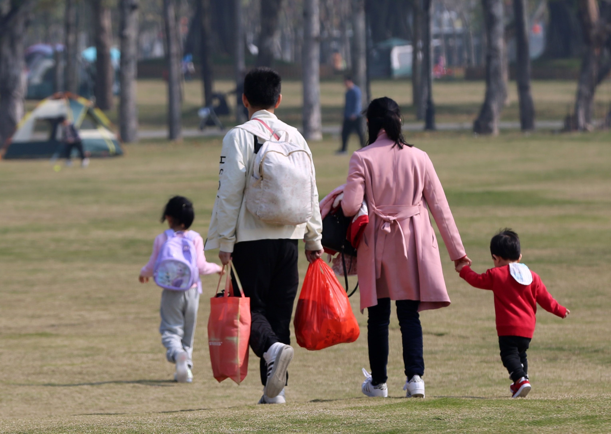 ▲2022年2月27日，广东珠海，家长带孩子在公园玩耍。图/IC photo