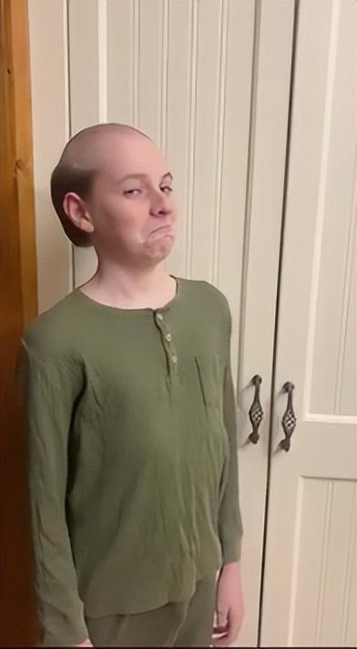 澳洲妈妈亲自操刀给儿子剪头发，12岁男孩特别喜欢“地中海”发型休闲区蓝鸢梦想 - Www.slyday.coM