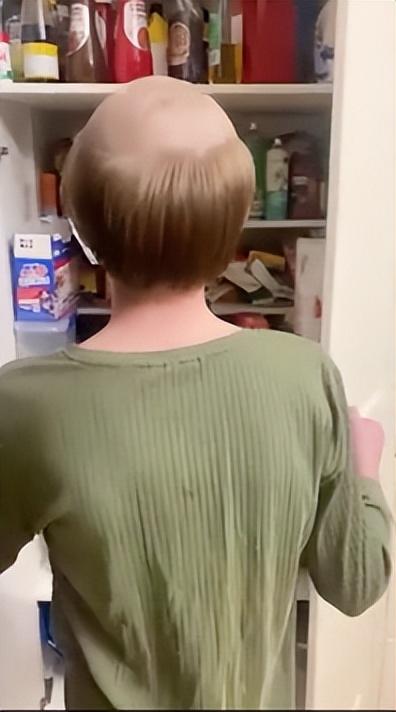 澳洲妈妈亲自操刀给儿子剪头发，12岁男孩特别喜欢“地中海”发型休闲区蓝鸢梦想 - Www.slyday.coM