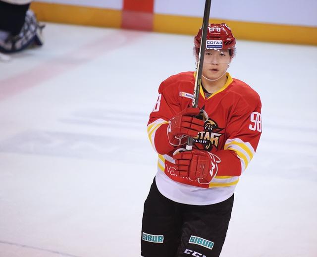 后来的英达全身心扑在孩子的教育上,培养出了冰球运动员英如镝,而