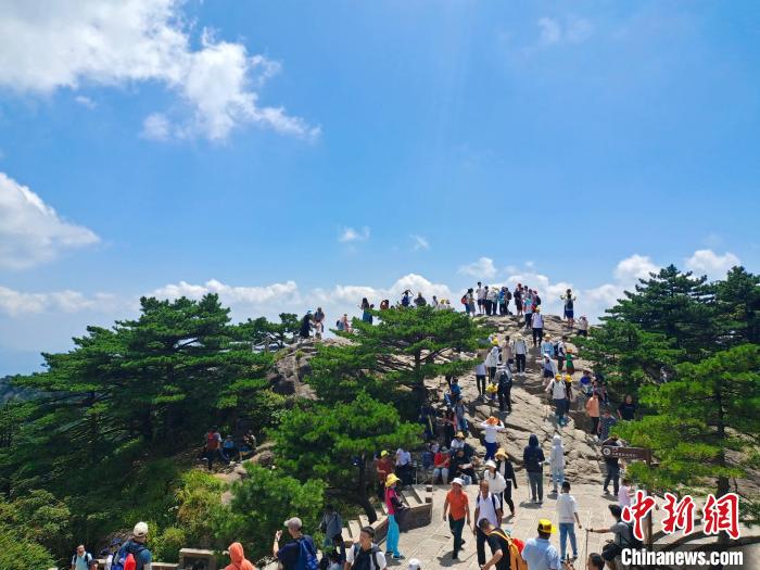 8月1日，游客在黄山光明顶有序游览。　秦志平　摄