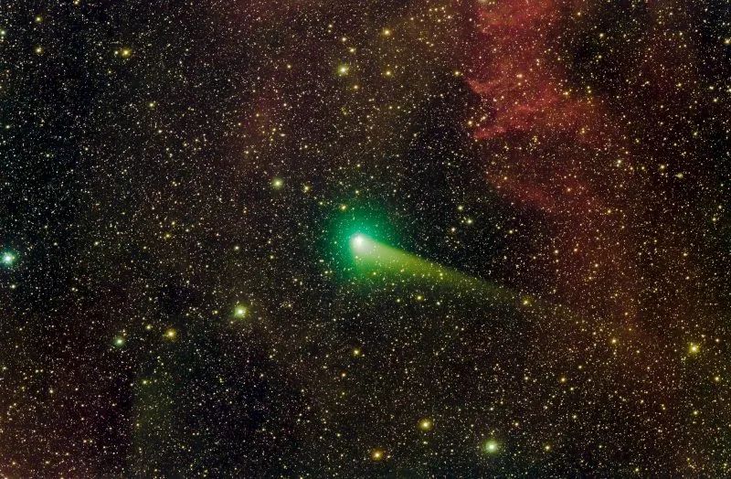 一颗绿色彗星来了,正在夜空上缓慢变亮!|彗星|太阳|地球_新浪新闻