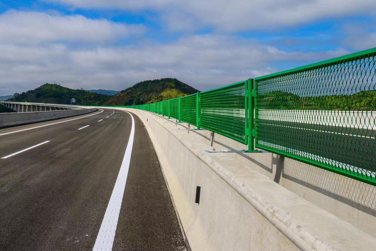 小小"凸"护栏学问大,武深联络线计划生产7140块新泽西护栏|护栏_新浪