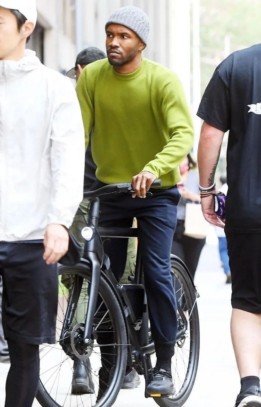 当一众icon深陷环保风波frankocean正骑着他的自行车穿梭在街头