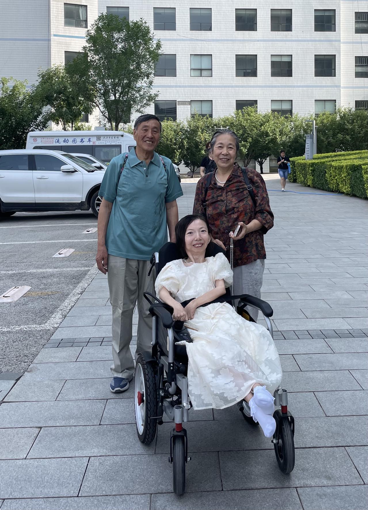 她瘫痪36年终开画展，每幅画背后都有故事休闲区蓝鸢梦想 - Www.slyday.coM