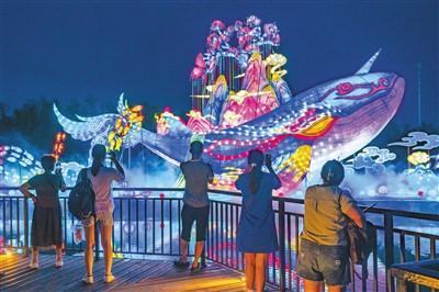 做大做强彩灯产业，是四川省自贡市发展对外文化贸易、推动文化产品“出海”的重要抓手。图为7月1日，由自贡彩灯的能工巧匠精心打造、以《山海经》为创作灵感的“山海奇趣夜”大型沉浸式互动光影秀在湖北省襄阳市华侨城奇幻度假区正式亮灯。杨 东摄（人民视觉）