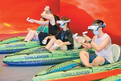 在网络游戏、电子竞技等数字文化领域，中国文化产品已具备一定的全球竞争力。图为7月18日，市民在位于福建省福州市的沉浸式数字电竞互动馆体验数字文化产品带来的乐趣。谢贵明摄（人民视觉）