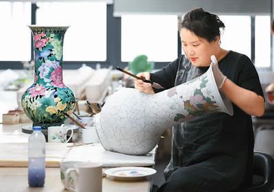 湖南省醴陵市获评第二批国家文化出口基地以来，立足陶瓷产业推动对外文化贸易高质量发展，培育了一批文化贸易骨干企业，多家企业被评为全国文化出口重点企业。图为7月6日，醴陵尚方窑瓷业有限公司的工人在加工瓷瓶。新华社记者 薛宇舸摄