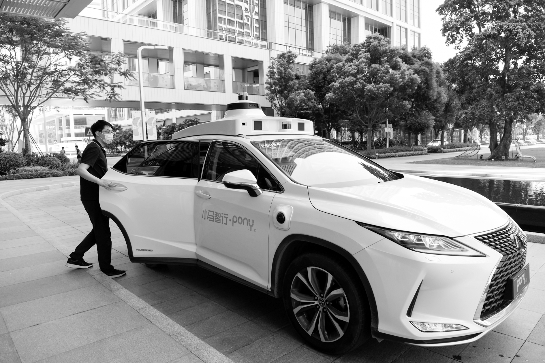 8月1日,在深圳前海,小马智行自动驾驶汽车在道路上行驶.