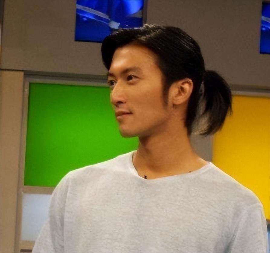 这一次lucas15岁的生日,还是仅仅有妈妈和弟弟在,依然不见爸爸谢霆锋.