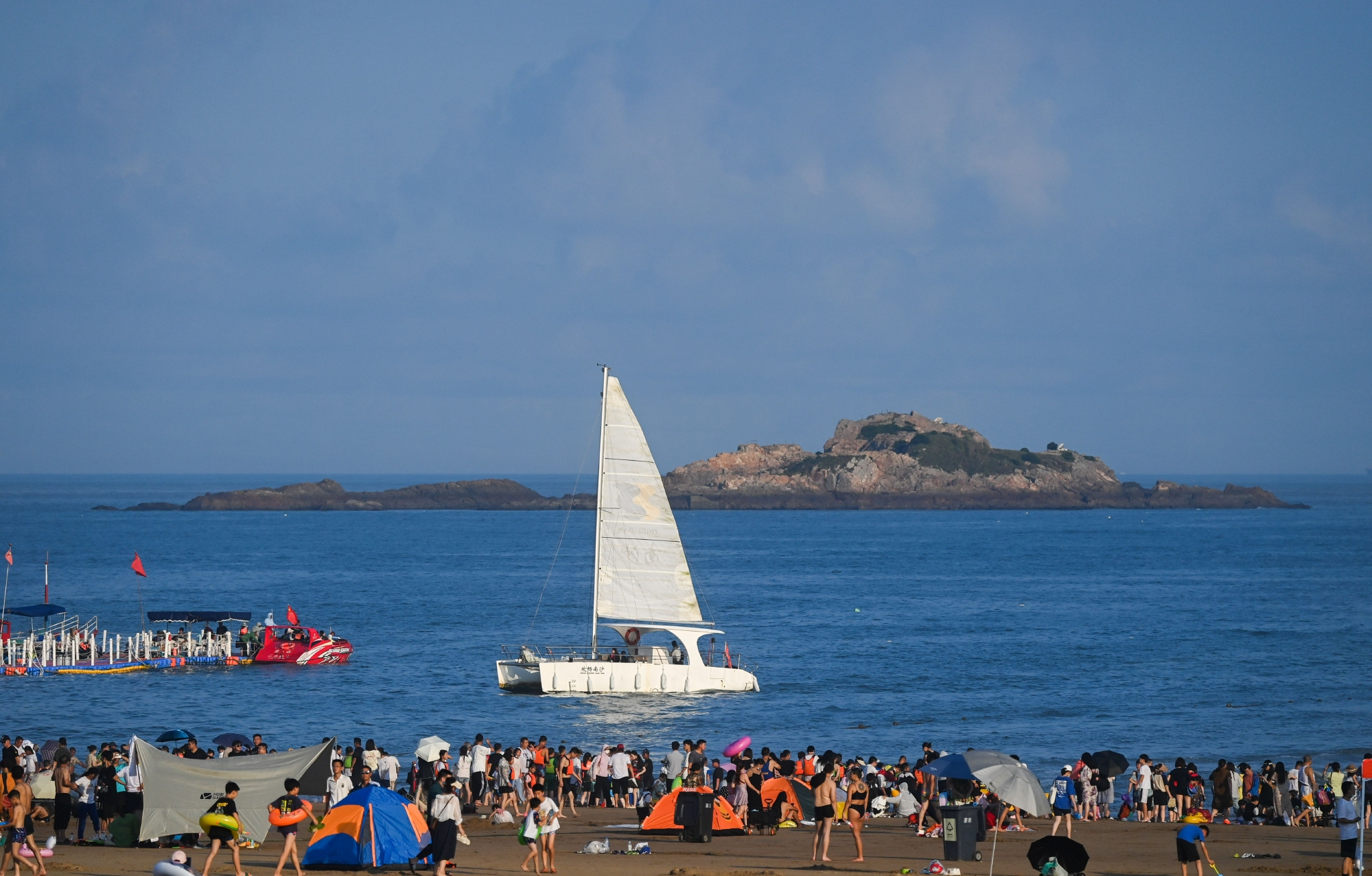 新华社记者 徐昱 摄8月2日傍晚,一艘帆船载着游客在朱家尖南沙景区的