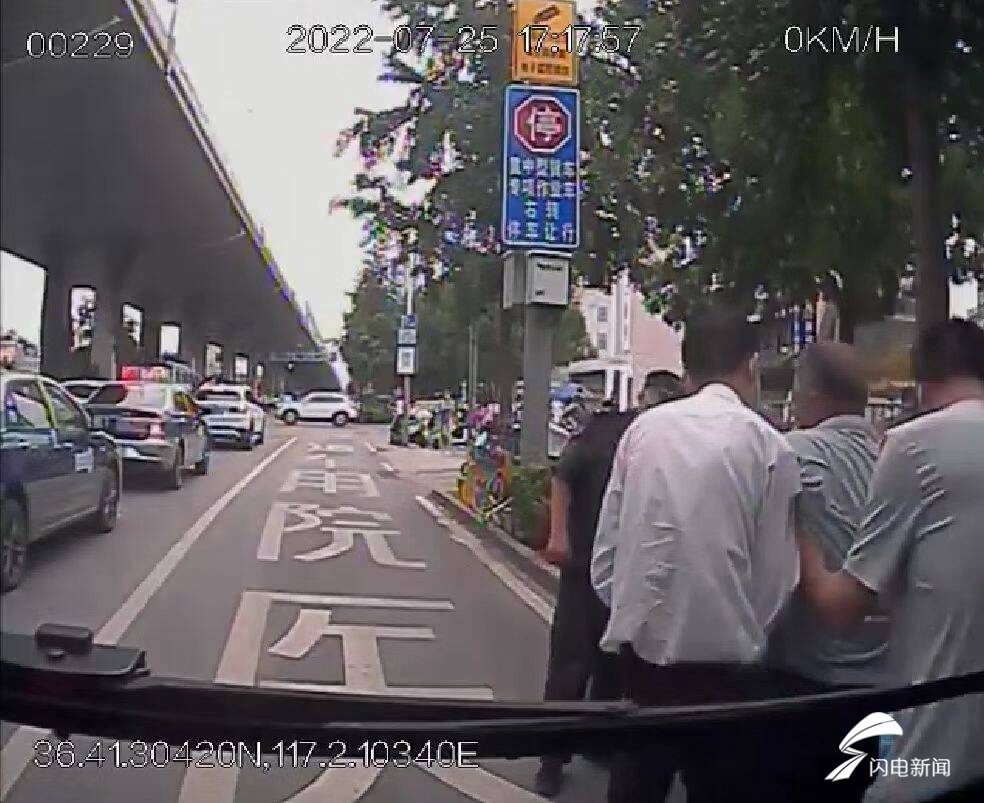 济南：老人抽搐晕倒失去意识  公交车秒变“救护车”紧急送医休闲区蓝鸢梦想 - Www.slyday.coM