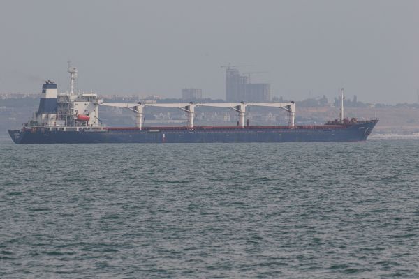 2022年8月1日“拉佐尼”号货船离开敖德萨海港（路透社）