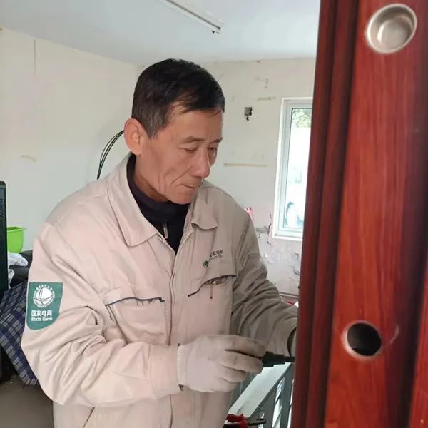 做核酸时多看了一眼，他救下被困车内的夫妻俩休闲区蓝鸢梦想 - Www.slyday.coM