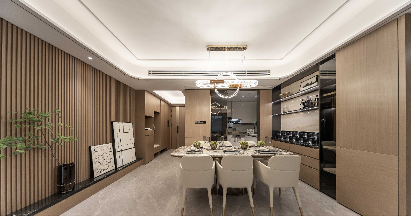 宝马5系首付多少月供多少 宝马5系和皇冠车型哪个好